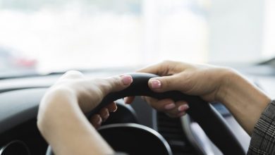6 طرق للحفاظ على الأيدي من الشمس أثناء قيادة السيارة