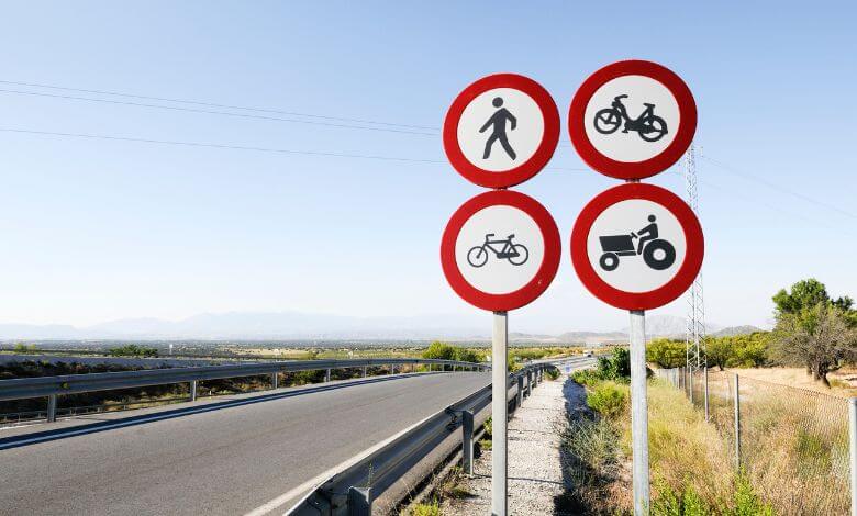 اللوحات الارشادية للمرور